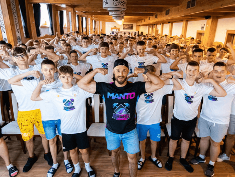 Nagłówek do artykułu o pasha gaming camp we współpracy z 4 move