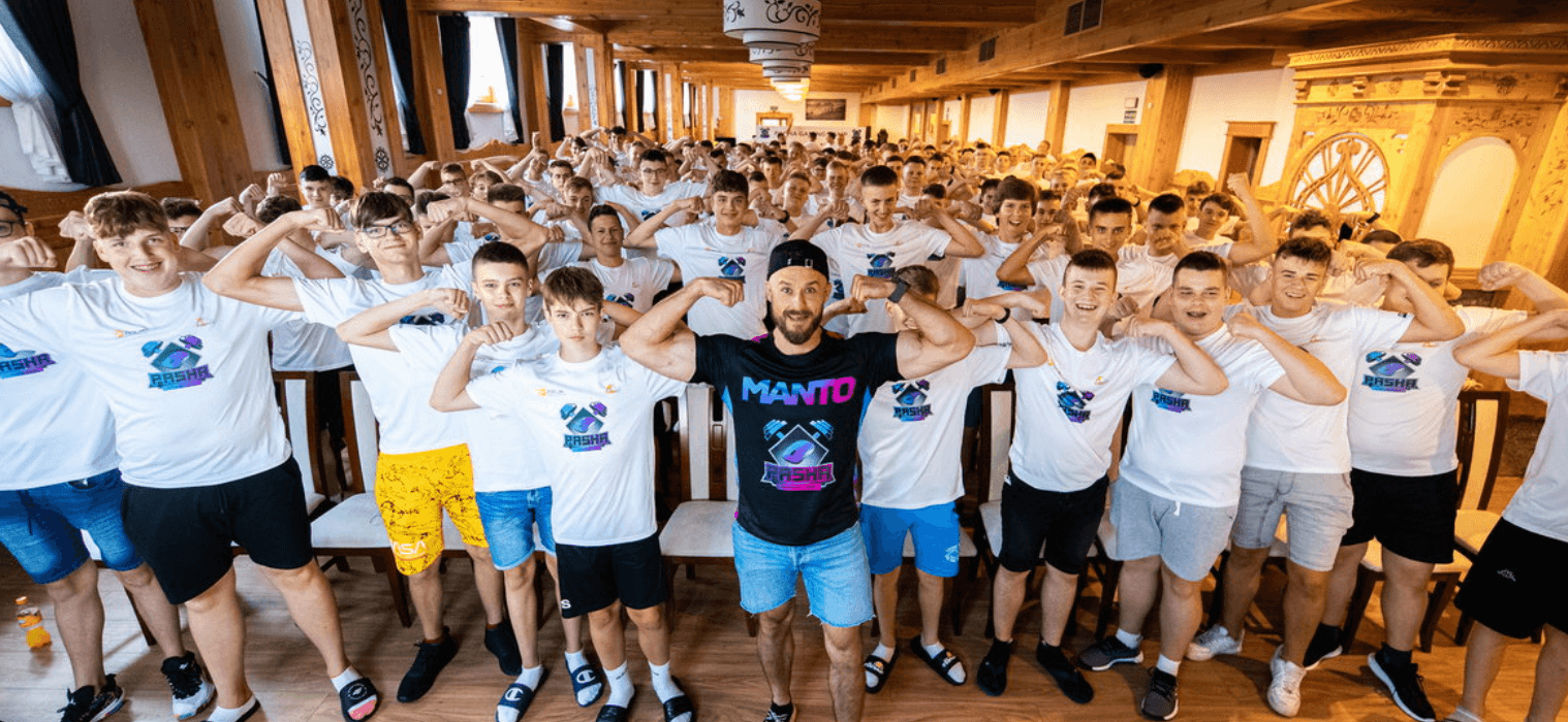 Nagłówek do artykułu o pasha gaming camp we współpracy z 4 move