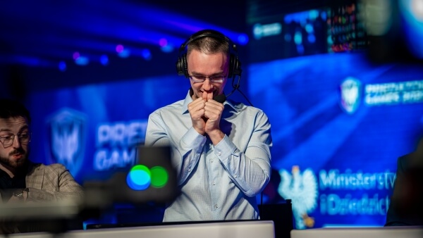 Komentator Nervarien na finałach Predator Games