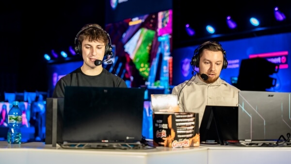 Komentatorzy Jacob i Manoyek na finałach Predator Games